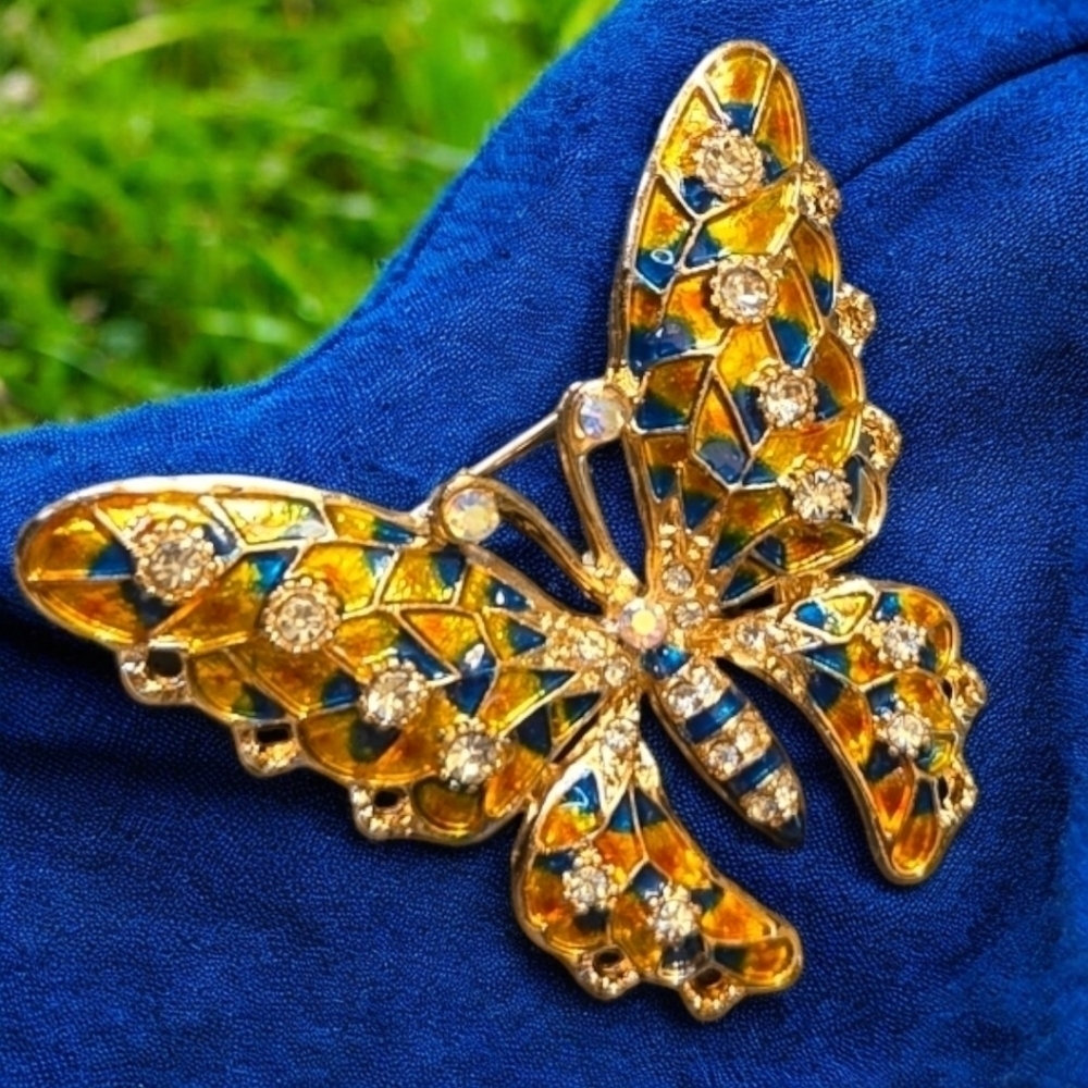 Lg Rhinestone Goldtone Butterfly Brooch - Picture 4 of 4